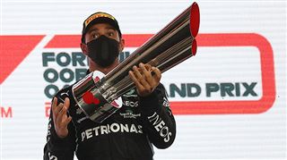 Lewis Hamilton remporte le premier Grand Prix du Qatar mais n'a pas le temps de célébrer