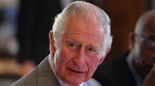 Est-ce le prince Charles qui a été accusé de racisme par Harry et Meghan? Un livre dénonce, Buckingham riposte