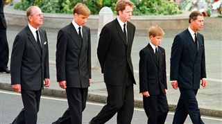 Prince Philip- ce moment touchant où il réconforte le prince William lors des funérailles de Lady Di, pensant ne pas être filmé (photo)