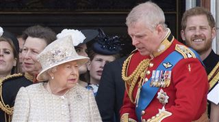 Le prince Andrew lâché par la reine Elizabeth