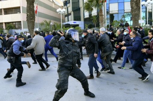 Tunisie: le correspondant de Libération violenté par des policiers lors d'une manifestation