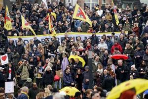 Thousands of demonstrators in Amsterdam to denounce the management of the pandemic thumbnail
