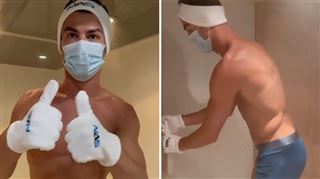 En slip avec des gros gants- Cristiano Ronaldo, dans un drôle d'accoutrement, se filme dans une chambre de cryothérapie (vidéo)