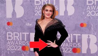 Adele fiancée? Ce solitaire impressionnant qu'elle a porté aux Brit Awards relance les rumeurs de fiançailles