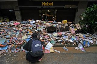 Brésil- une montagne de livres boueux devant la librairie Nobel, à Petropolis