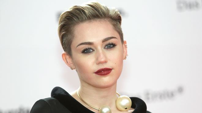 L'avion de Miley Cyrus frappé par la foudre- la chanteuse poste une vidéo peu rassurante