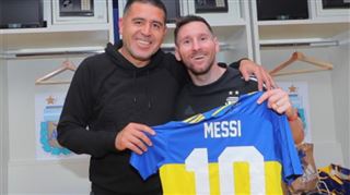 Futur transfert en vue? Lionel Messi pose avec un maillot de Boca Juniors floqué à son nom
