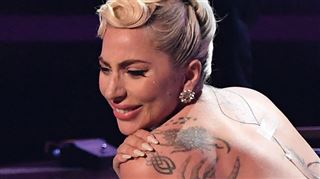 Grammy Awards- Lady Gaga CRAQUE et fond en larmes sur scène (vidéo)