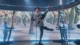 Stromae interprète Fils de joie au Jimmy Kimmel Live à Los Angeles (vidéo)