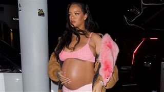 Qu’est-ce que c’est dedans?!- une vidéo de Rihanna enceinte avec une coupe à la main fait polémique