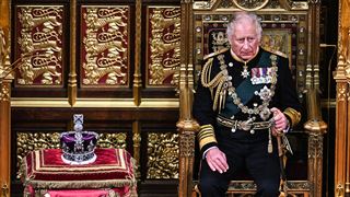 Moment historique- le prince Charles, très ému, remplace sa mère la Reine pour le discours du trône 