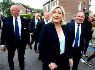 Aux législatives, Le Pen au défi de rester première opposante