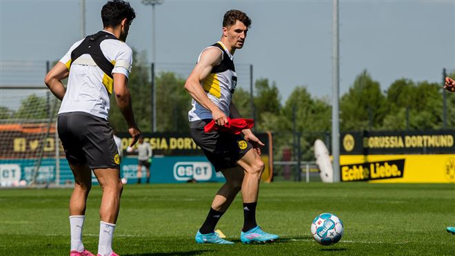 Sa blessure aura duré plus de deux mois- excellente nouvelle pour Thomas Meunier qui l'entraînement collectif avec Dortmund