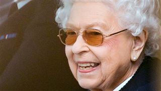Elizabeth II souriante lors d'une rare apparition publique (vidéo)