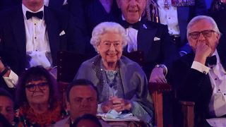 Elizabeth II, très souriante, est ovationnée par les Britanniques au Royal Windsor Horse Show (vidéo)