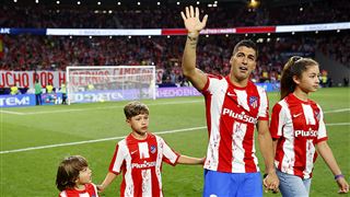 Un adieu émouvant- Luis Suarez, entouré de ses enfants, fond en larmes pour son dernier match au stade de l'Atletico (vidéo)
