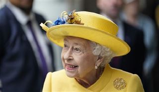 Cette célébrité qui a osé toucher la cuisse de la Reine Elizabeth pour s'assurer qu'elle était réelle...