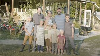 Cette famille de 9 personnes rejette la société- On a arraché nos enfants aux choses négatives du monde (vidéo)