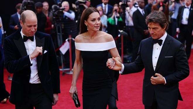 Tom Cruise, le gentleman! La duchesse de Cambridge escortée par l'acteur à la première londonienne du film Top Gun (vidéo)