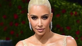 Kim Kardashian- ses fans la félicitent de dévoiler son visage sans maquillage (vidéo)
