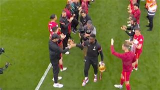 Haie d'honneur, standing ovation et gros câlin, Divock Origi reçoit un hommage magnifique de la part de Liverpool (vidéo)