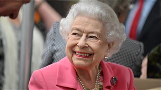La reine Elizabeth visite le Chelsea Flower show en voiturette de golf (photos)