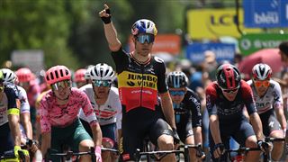 Le boss- Wout van Aert remporte la première étape du Critérium du Dauphiné, 4e victoire cette saison pour le Belge