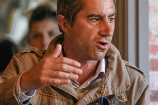 En Picardie, François Ruffin en campagne au bistro pour les classes populaires