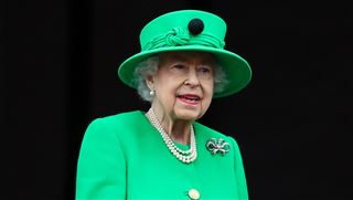 Un pompon noir épinglé à son chapeau vert- quel message la Reine Elizabeth II voulait-elle faire passer?