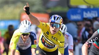 Encore lui- Wout van Aert remporte une nouvelle étape du Critérium du Dauphiné et conforte son maillot jaune (vidéo)