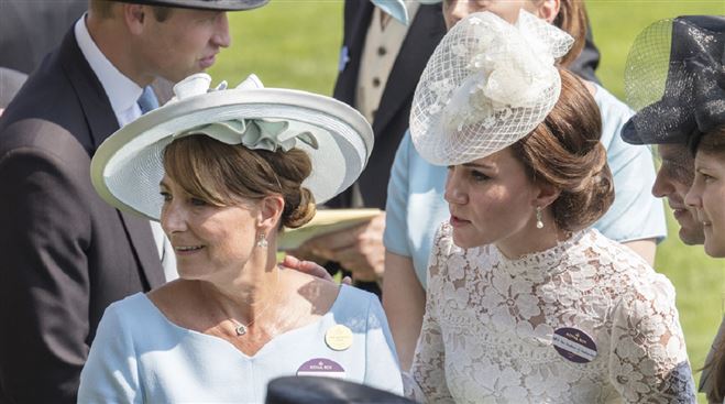 Carole Middleton, la mère de la duchesse de Cambridge, aperçue dans une robe déjà portée par sa fille (photos)