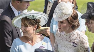 Carole Middleton, la mère de la duchesse de Cambridge, aperçue dans une robe déjà portée par sa fille (photos)