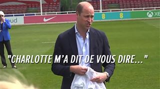 Le prince William rencontre les joueuses de football de l'équipe anglaise et leur transmet un message de la princesse Charlotte (vidéo)