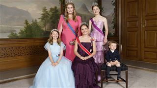 La princesse Elisabeth fait sensation dans une robe originale pour les 18 ans de la princesse Alexandra de Norvège (photos)