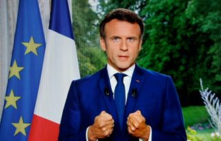 Macron veut bâtir des compromis et met les oppositions sous pression