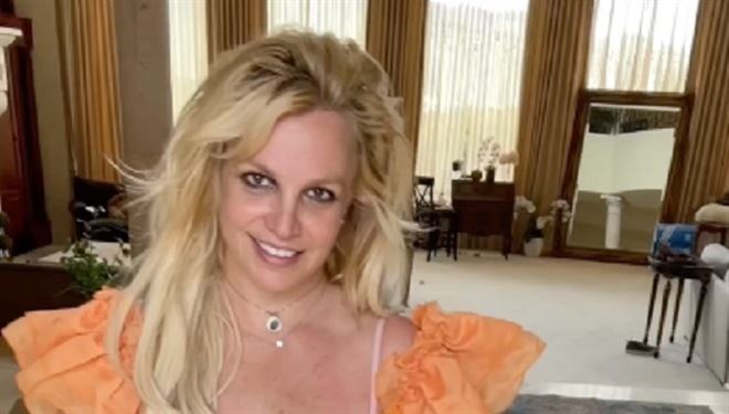 Britney Spears porte un pantalon qu'elle n'a pas porté depuis 20 ans... (vidéo)