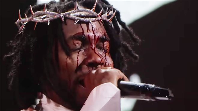 Le visage en sang, Kendrick Lamar dédie son show SPECTACULAIRE de Glastonbury aux droits des femmes  (vidéo)