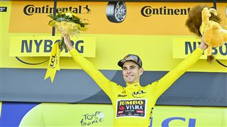 Wout Van Aert devient le nouveau maillot jaune du Tour de France, Fabio Jakobsen remporte la 2e étape au sprint
