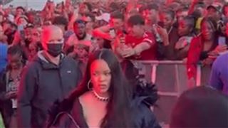 Rihanna apparaît dans la foule d'un festival- le public HYSTÉRIQUE (vidéo)