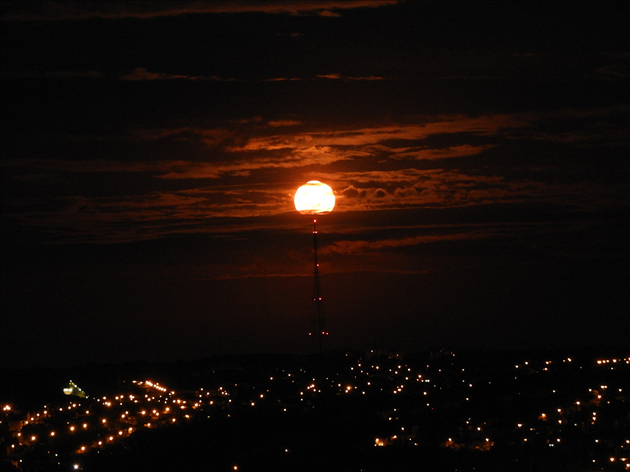 Supermoon-pylons