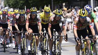 Catastrophe pour Jumbo-Visma- quatre coureurs chutent dont Van Aert et le maillot jaune, Kruiswijk forcé d'abandonner