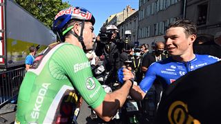 Le Belge Philipsen s'impose d'un cheveu devant Wout Van Aert, nouveau doublé belge sur le Tour de France