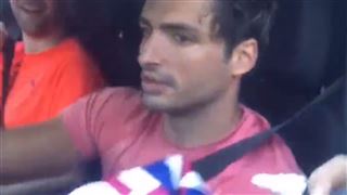 Carlos Sainz s'emporte sur un fan qui lui tend un maillot du Barça- Je ne signe pas ça (vidéo)