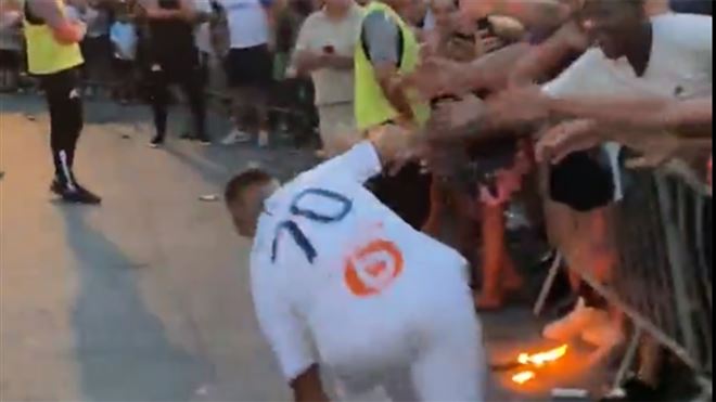 Fumigènes, chants anti-Messi, chute évitée de peu- Alexis Sanchez reçoit un accueil de folie à Marseille (vidéos)