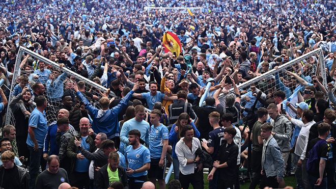 Les supporters étaient devenus fous après le titre- Manchester City poursuivit par la Fédération Anglaise