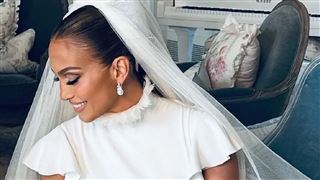 Découvrez les 3 robes de mariée incroyables que Jennifer Lopez a portées lors de son mariage avec Ben Affleck (photos)