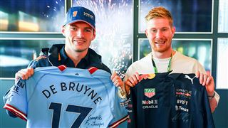 Un champion en rencontre un autre- Kevin De Bruyne est au Grand Prix de Belgique et  prend la pose avec Max Verstappen (vidéo)
