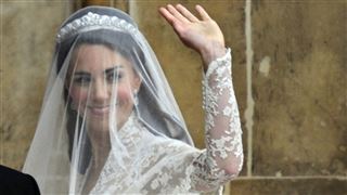 Si classe, Elle a la prestance d'une reine- la seconde robe de mariée de Kate Middleton à nouveau dévoilée (vidéo)