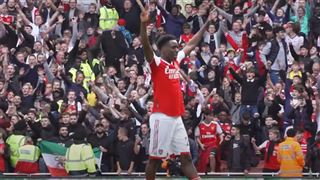 Sambi Lokonga s'éclate à Arsenal- il reprend une chanson en l'honneur d'un international français avec le public (vidéo)