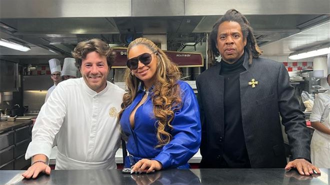 Jean Imbert (Top Chef) pose dans sa cuisine en compagnie de Beyoncé et Jay-Z- un détail étonne ses abonnés